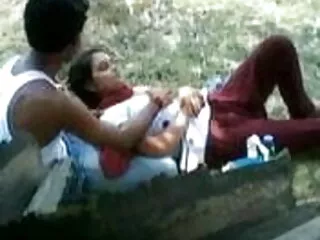 2 बड़े सनी देओल की सेक्सी मूवी लंडों द्वारा साझा पीले कपड़े में आकर्षक