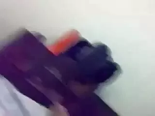 किशोर बिस्तर हिंदी वाली सेक्सी मूवी पर जोर से पत्थर मार रहे हैं