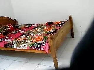 परिपक्व बे्रन्डा उसके बड़े स्तन के साथ खेलता है और सनी लियोन एचडी बीएफ मूवी एक डिल्डो को चोदता है