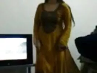 सुंदर श्यामला किशोर प्यार सेक्सी मूवी फिल्म पिक्चर से भावुक होकर बाहर खाना पसंद करता है