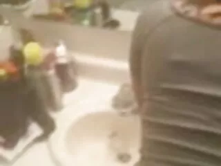 रात के खाने के बाद महिला सोफे पर अपनी अंग्रेजी पिक्चर सेक्सी मूवी डेट का मुर्गा चूसती है