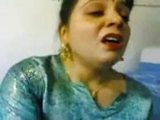 भव्य, busty गोरा डिक बेकार है, उसे बिल्ली बॉलीवुड का सेक्सी मूवी सोफे पर बढ़ा दिया जाता है